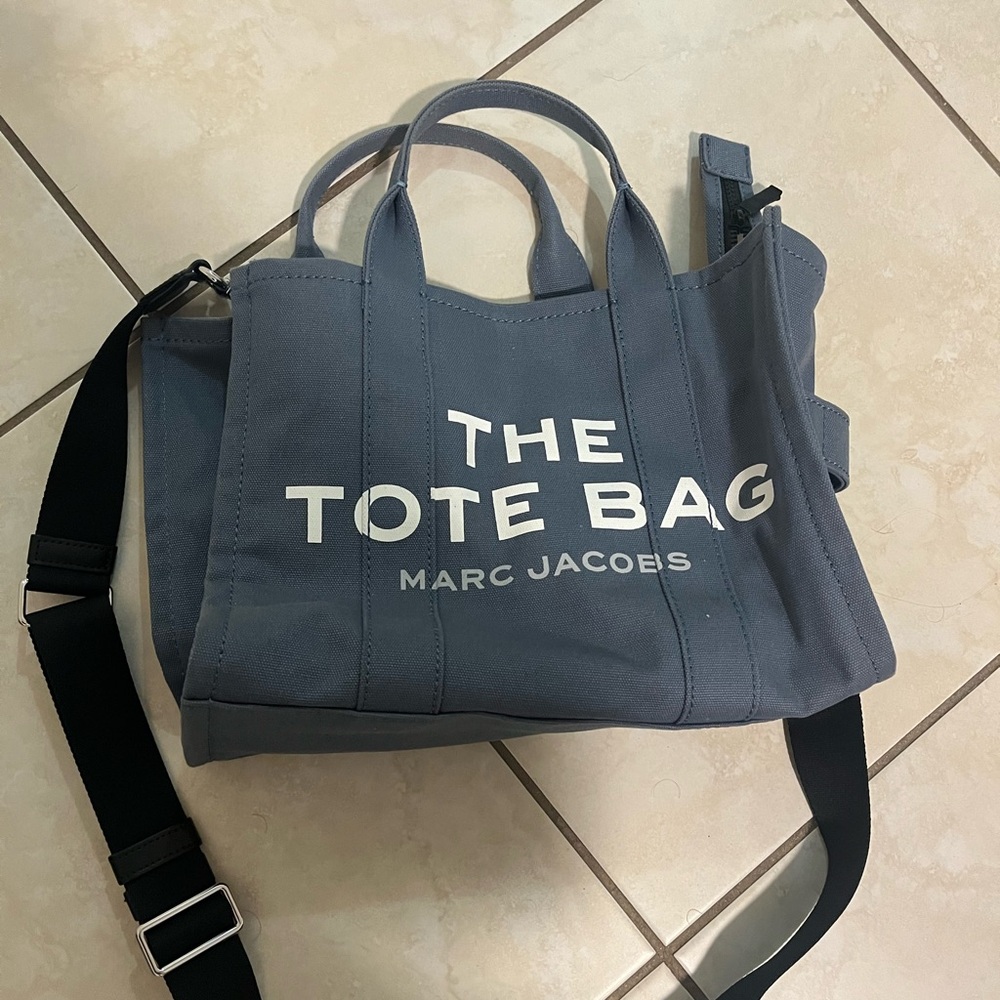 The Canvas Medium Tote Bag
THE CANVAS:
MEDIUM TOTE BAG